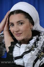 muzica este un gen muzical hibrid, rezultat din de populare cu lumea și cu realitatea din prima
