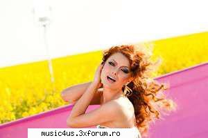 elena a debutat pe scena la varsta de numai 3 ani, impreuna cu mama, cu melodia `sus in deal in